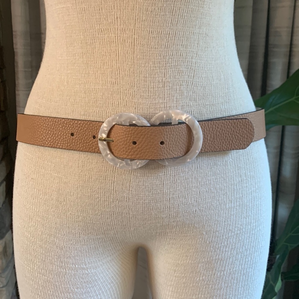 STEVE Madden tan medium faux leather pebbled belt with pearl looking buckle